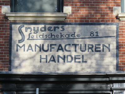 838265 Afbeelding van de buitenreclame met de tekst 'Snijders - Leidschekade 81 - Manufacturenhandel', op het hoekpand ...